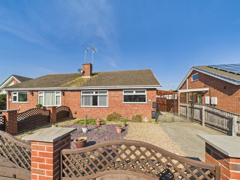View Full Details for 6 Kings Mead, Driffield, YO25 5FD