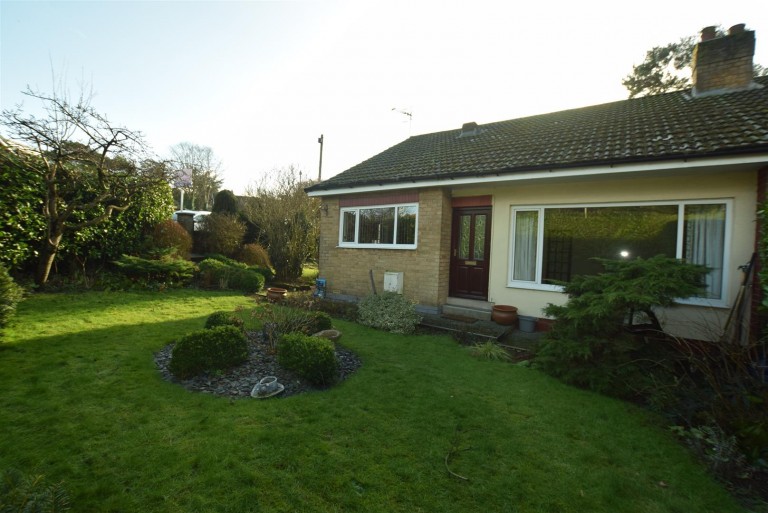 View Full Details for 4 Southgate, Crossgates, Scarborough YO12 4NB