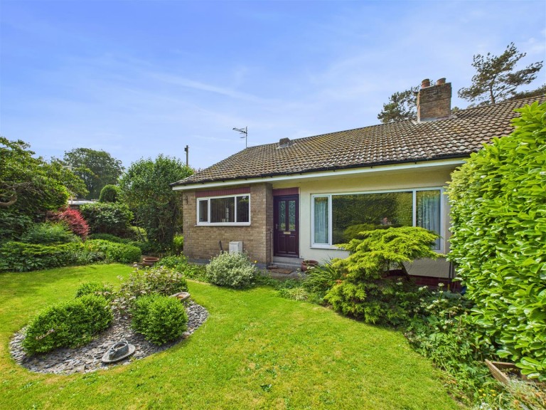 View Full Details for 4 Southgate, Crossgates, Scarborough, YO12 4NB