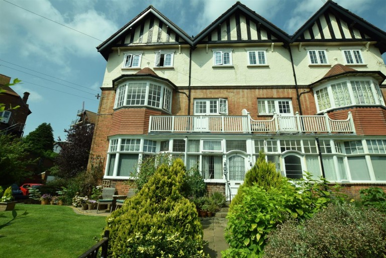 View Full Details for 8 Esplanade Crescent, Scarborough yo11 2xb
