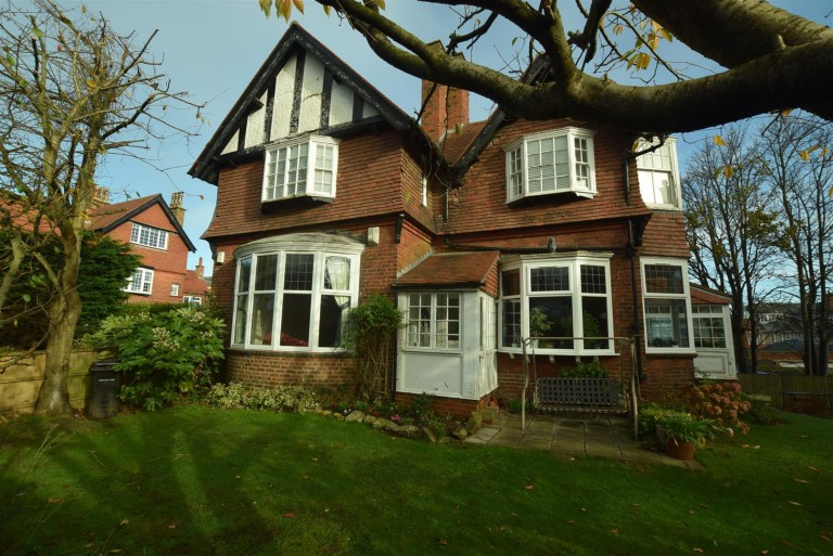 View Full Details for 8 Holbeck hill, Scarborough, YO12 2XD
