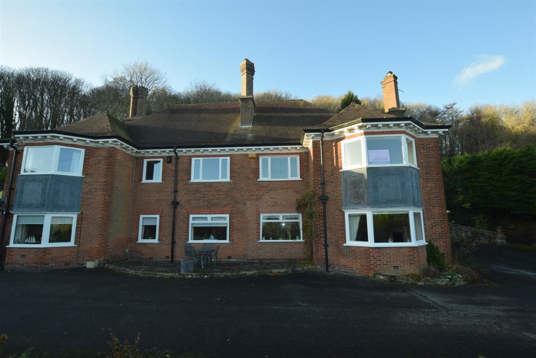 View Full Details for Flat 3, 31 Deepdale Avenue, Scarborough, YO11 2UF