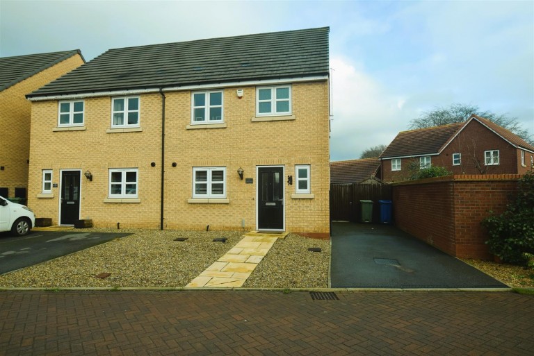 View Full Details for 4 Fenton Drive, West Ayton, Scarborough YO13 9GY