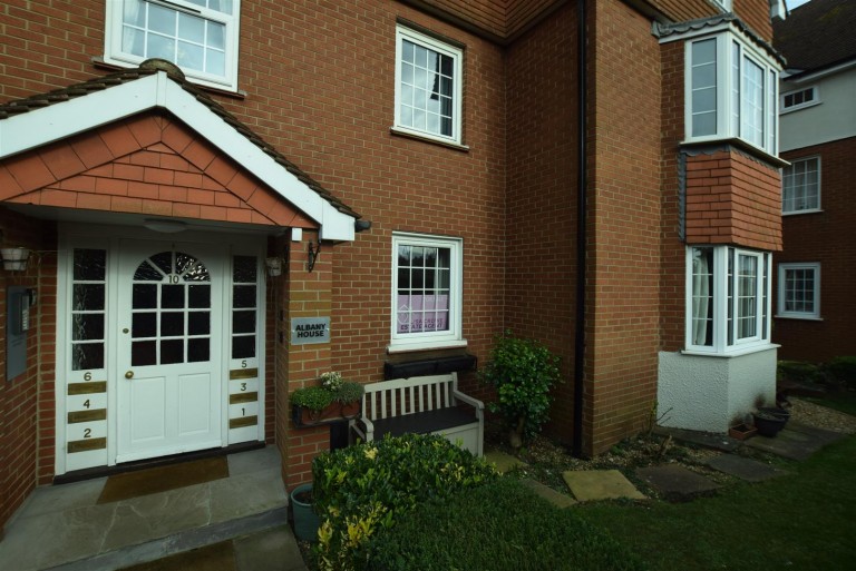 View Full Details for 10 Holbeck Hill, Scarborough