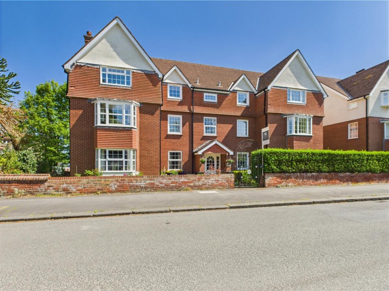View Full Details for Flat 1, 10 Holbeck Hill, Scarborough, YO11 2XD